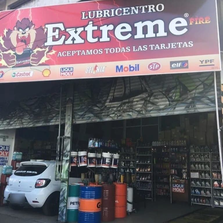 El frente del local, con el cartel rojo de Lubricentro Extreme